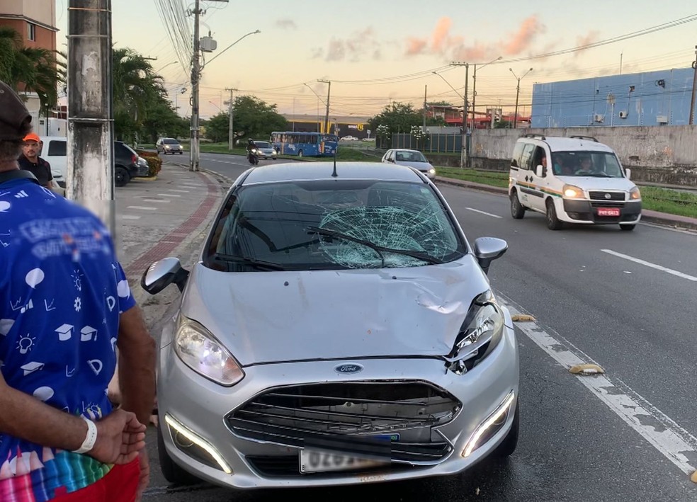 Homem morre após ser atropelado na Avenida Augusto Franco, em Aracaju — Foto: Rafael Carvalho/TV Sergipe
