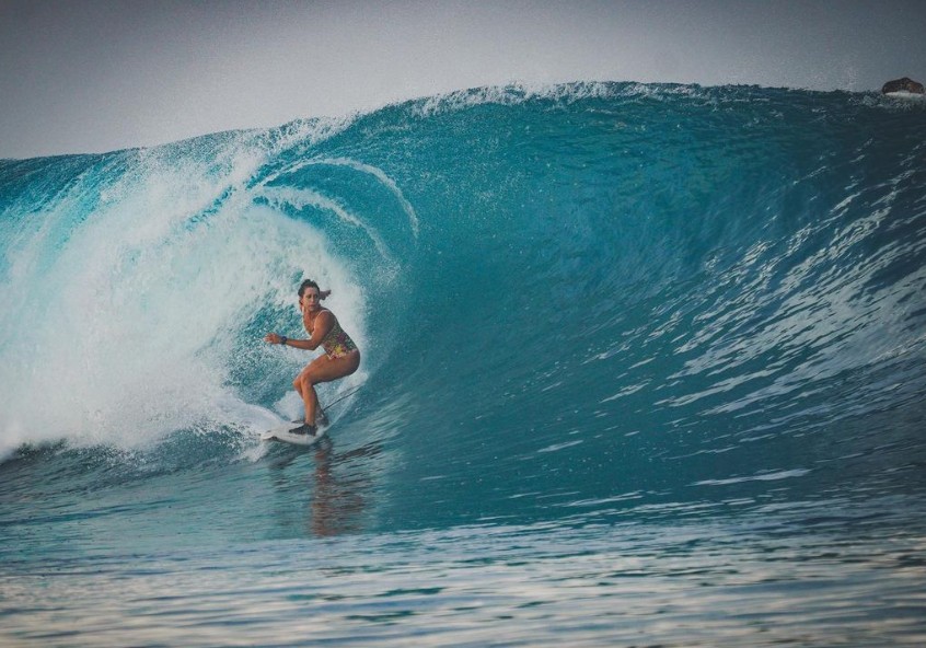 Surfista italiano e peixe-espada dominante morrem após ataque | DailyNerd