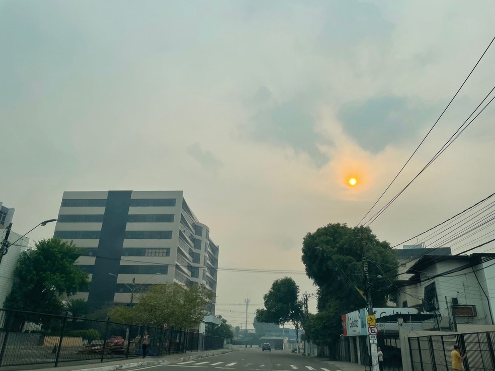 Sol se tornou laranja com a fumaça. — Foto: Matheus Castro/g1