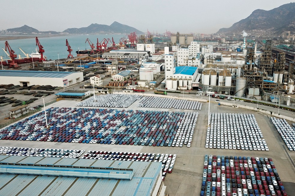 FOTO DE ARQUIVO: Carros destinados à exportação são vistos em um porto em Lianyungang, na província de Jiangsu, na China, em 2 de abril de 2020. — Foto: China Daily via Reuters