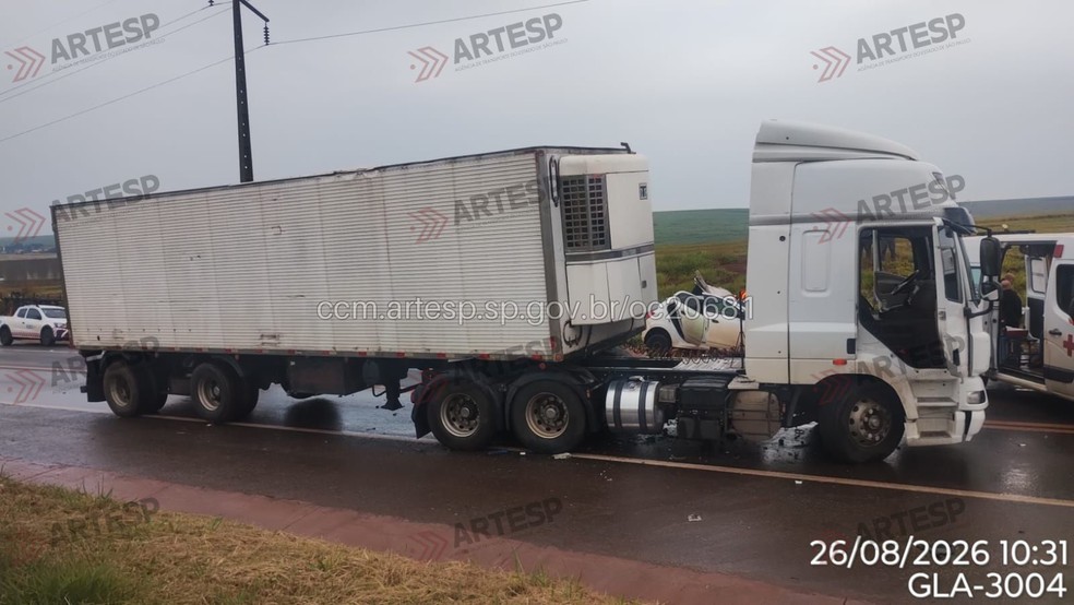 3 de 3
Caminh&atilde;o colide com carro na contram&atilde;o na rodovia SP-195/225 em Itapu&iacute; &mdash; Foto: Artesp