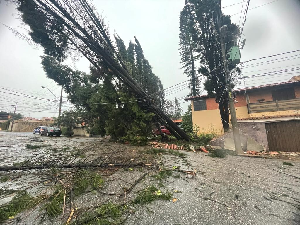 FOTOS: temporal causa transtornos e queda de energia na região de Sorocaba