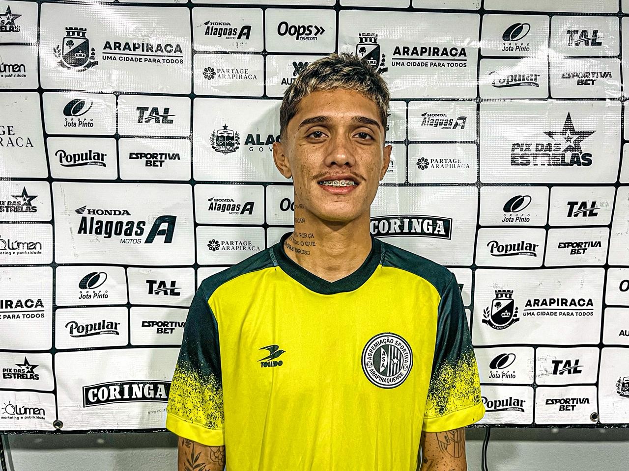 Jogador do Asa dá socos e pontapés em suspeito de tentar assaltar mulher em Arapiraca; VÍDEO