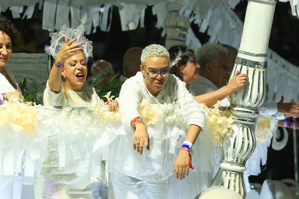Bebel Gilberto e Maria Gadú no desfile da Portela — Foto: Fabrício Pioyani/ Agnews