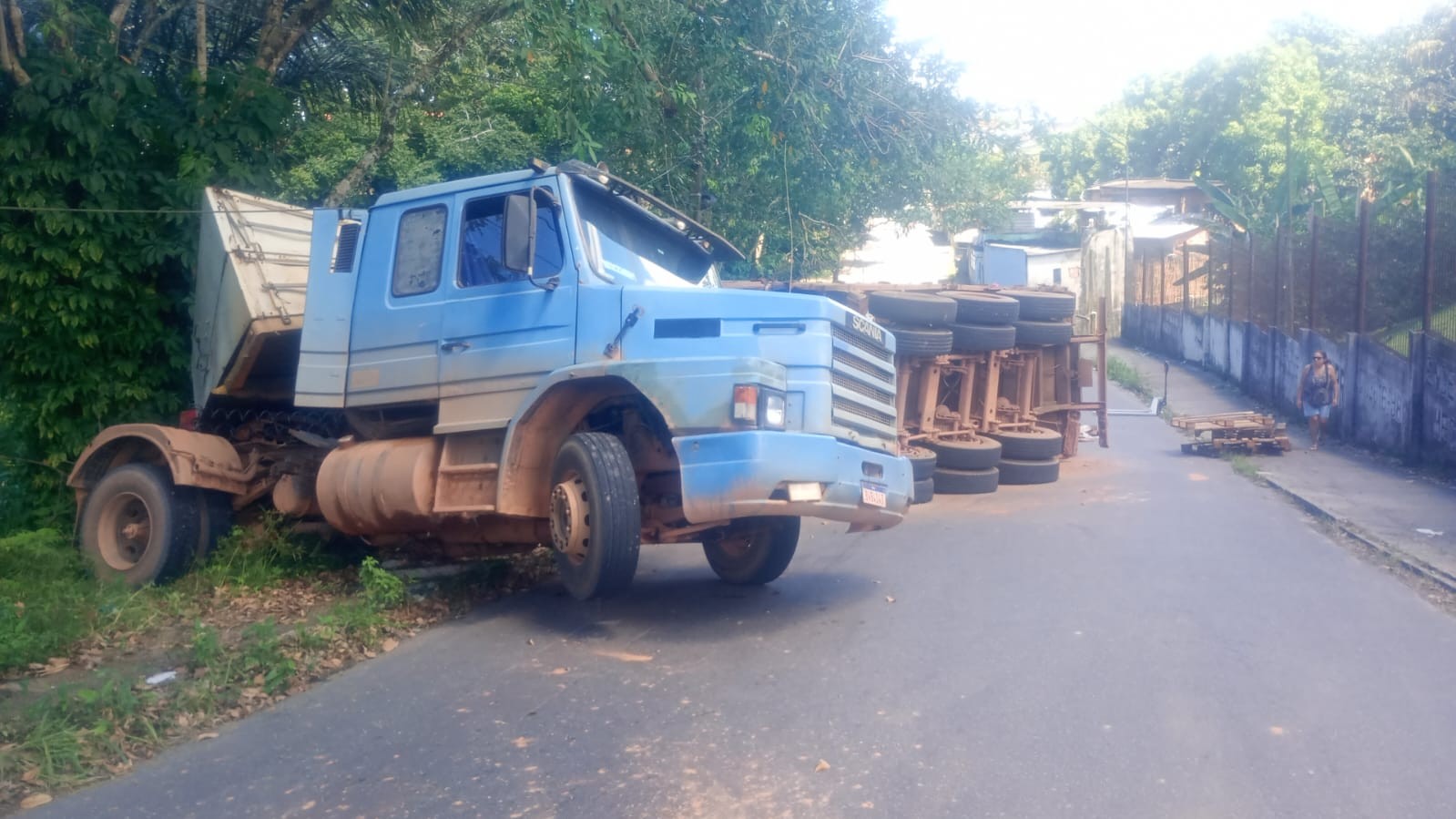 Caminhão desgovernado tomba em ladeira na Zona Sul de Manaus