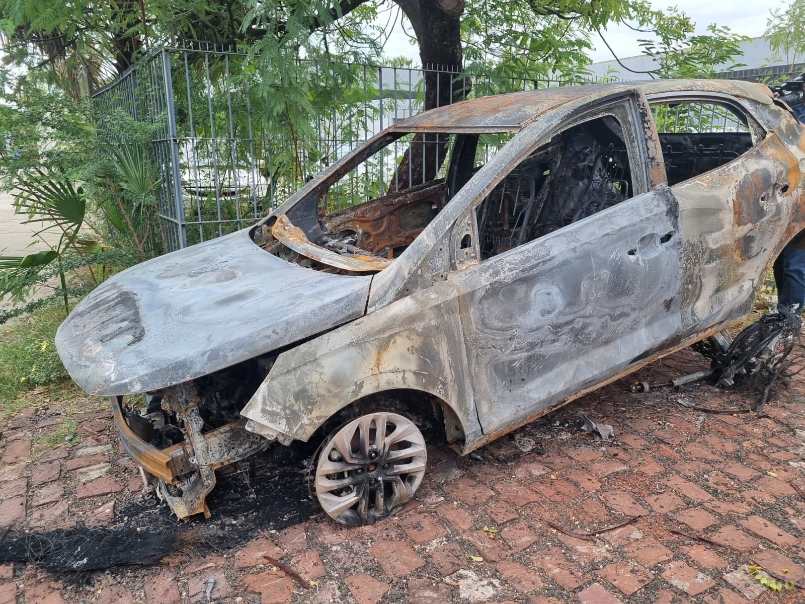 Carro de motorista de aplicativo assassinado em Teresina é encontrado incendiado; polícia ouve testemunhas