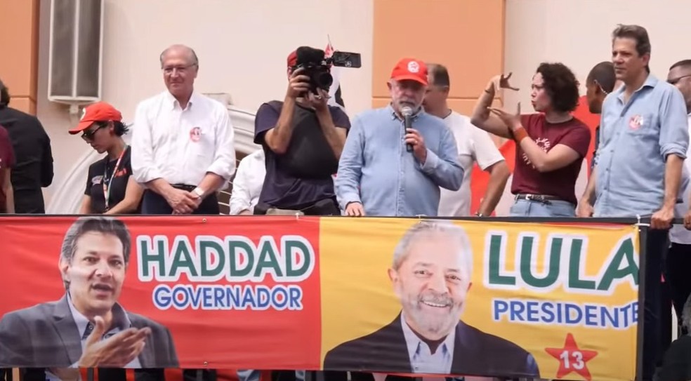 TE Lula acaba de sancionar a Lei do Duende. Agora, quem bola