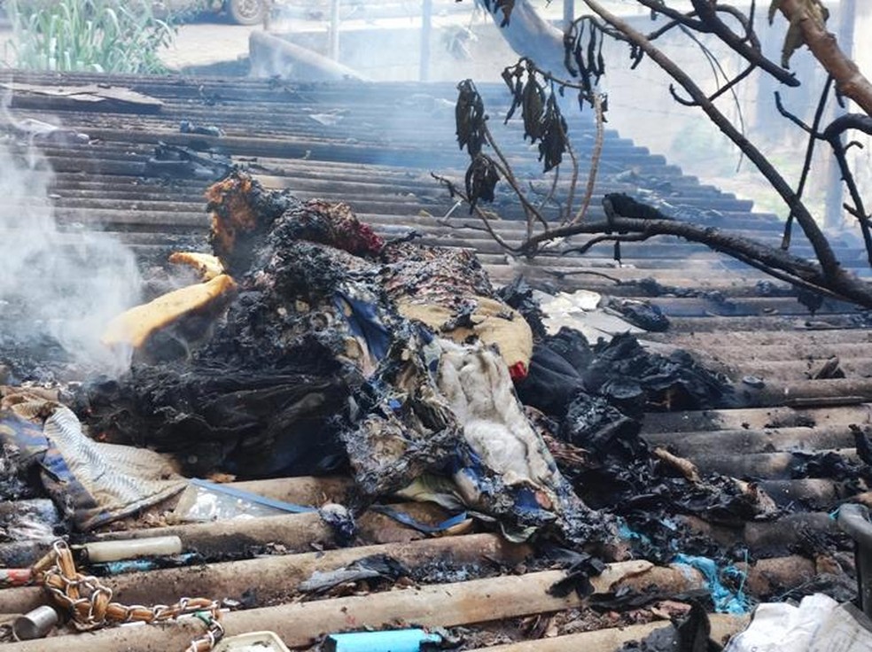 Amontoado de materiais causam incêndio em casa de Muriaé — Foto: Silvan Alves/Reprodução