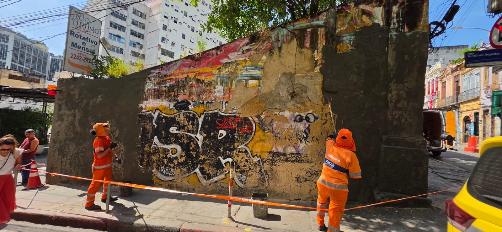 Prefeitura do Rio apaga mural que homenageava filho do traficante Abelha