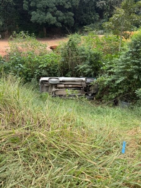 Viatura da PM cai em barranco durante ocorrência em Barra Mansa