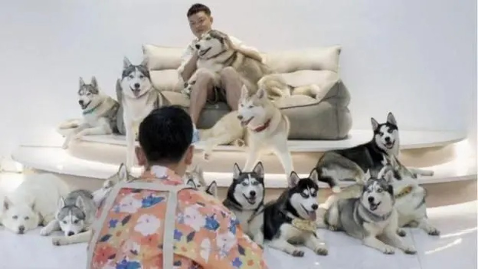 Hao tira fotografias dos homens com belos cães. Ele defende que as imagens irão atrair as mulheres. — Foto: Fish+Bear pictures via BBC