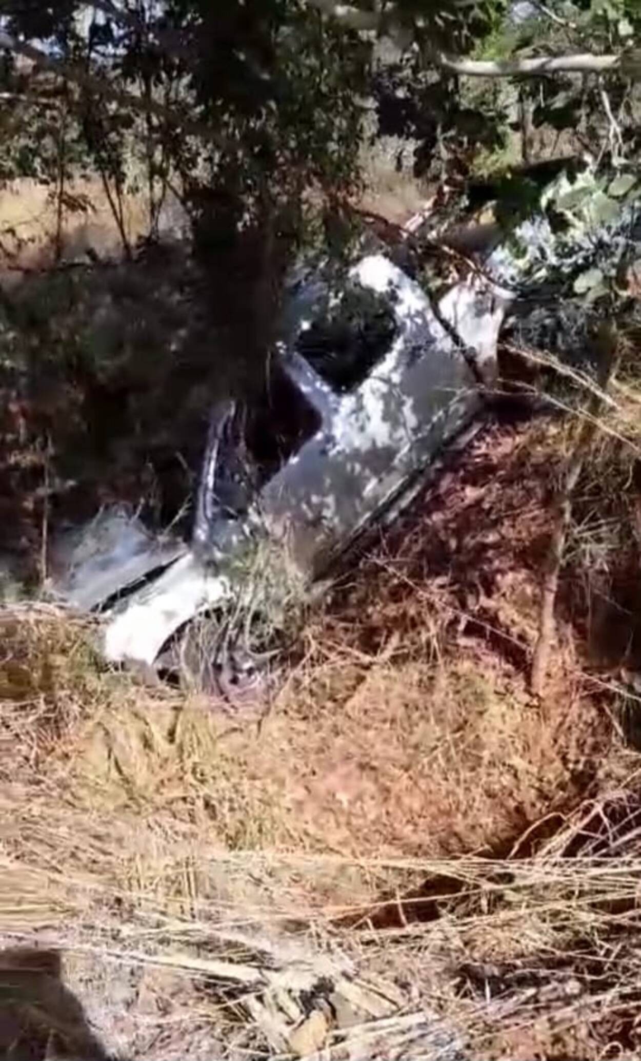 Homem e mulher ficam feridos após caminhonete sair da pista e capotar na LMG-611