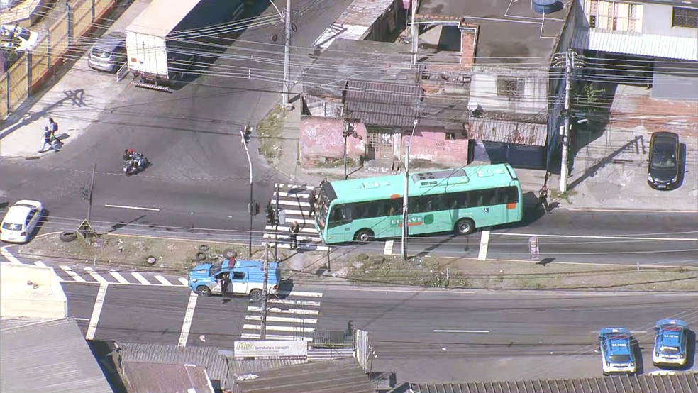 Ônibus atravessado na Avenida Chrisóstomo Pimentel de Oliveira (antiga Estrada do Rio do Pau) — Foto: Reprodução/TV Globo