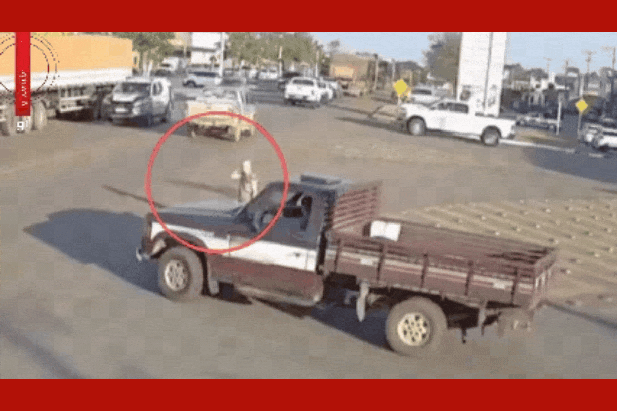 VÍDEO: idosa quase é atropelada e PMs param trânsito para ajudar travessia em rodovia de MT