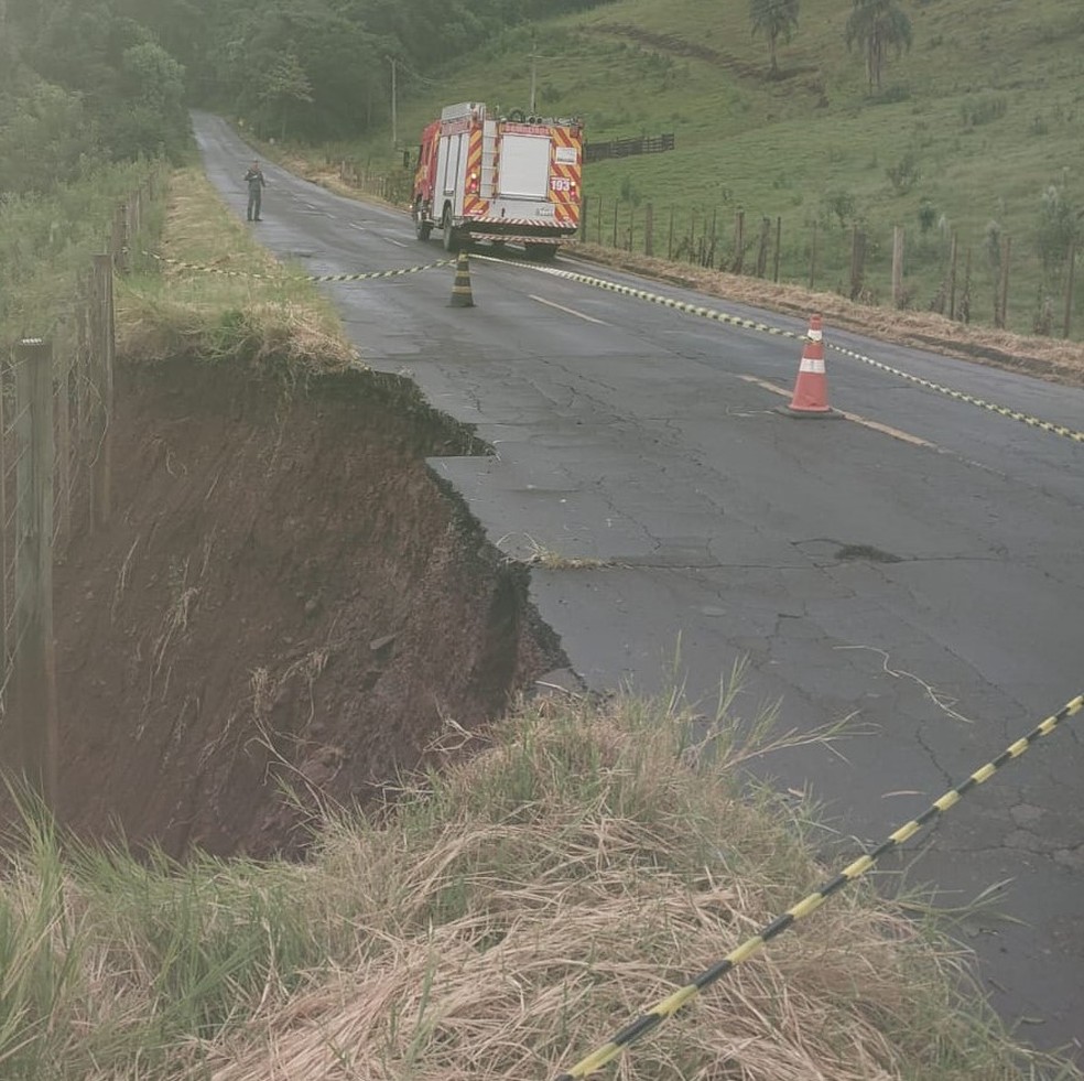 Em Seara, o km 58 da SC-283 está em meia pista por conta de uma erosão no solo às margens da rodovia — Foto: Prefeitura de Seara/Divulgação