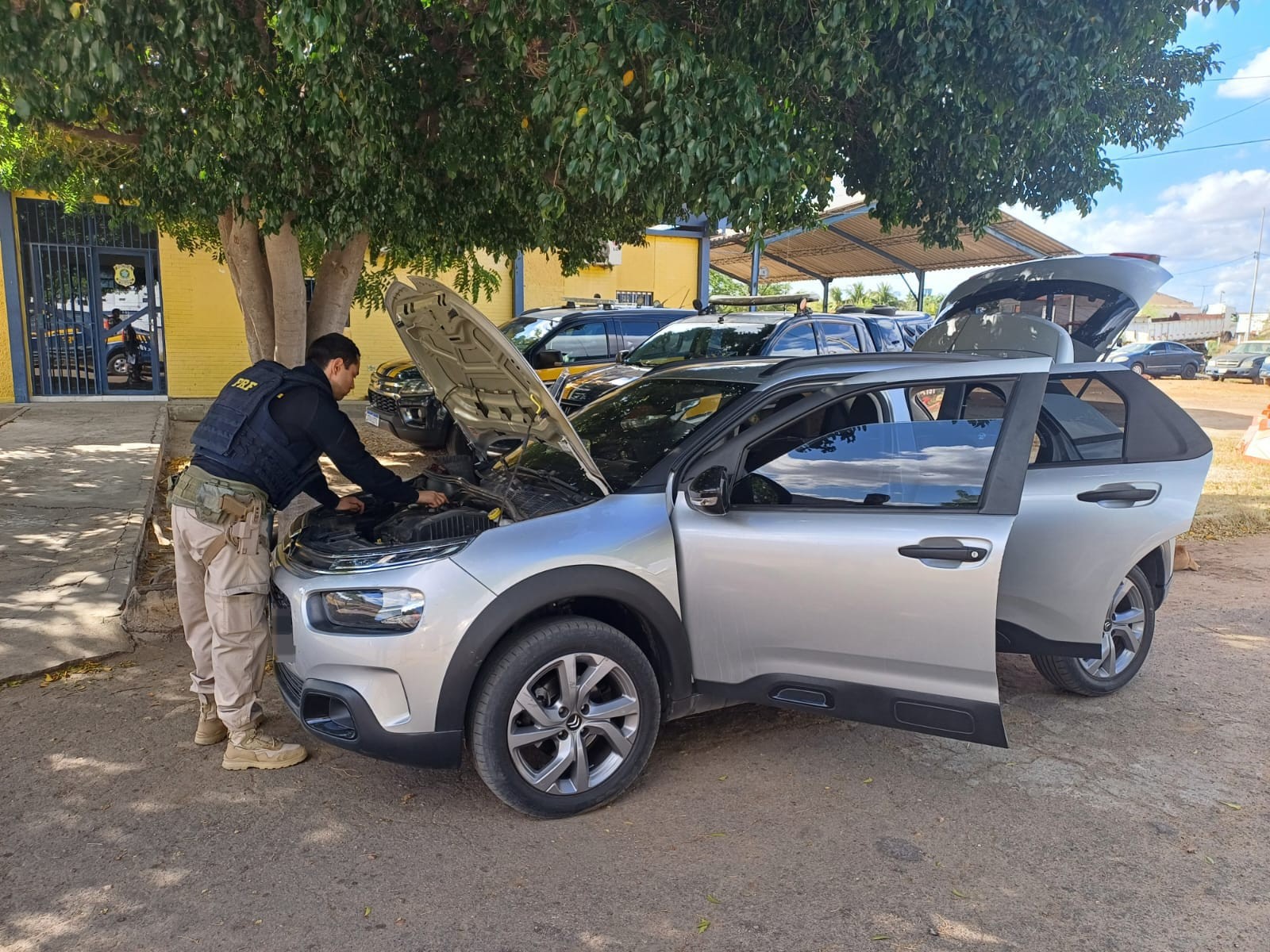 Vídeo: carro roubado é recuperado pela PRF em Salgueiro; amiga da dona se emociona com a notícia