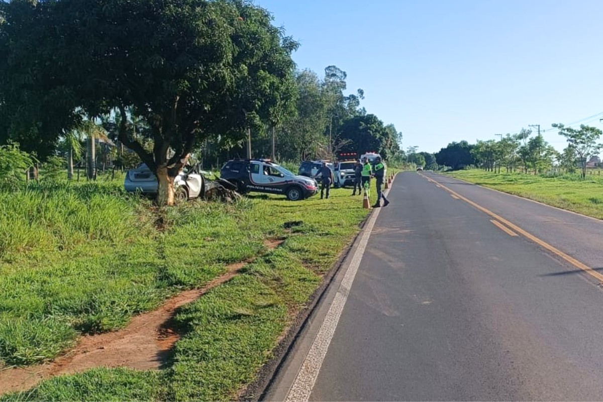 Mulher morre após carro bater contra árvore em rodovia em Santo Expedito