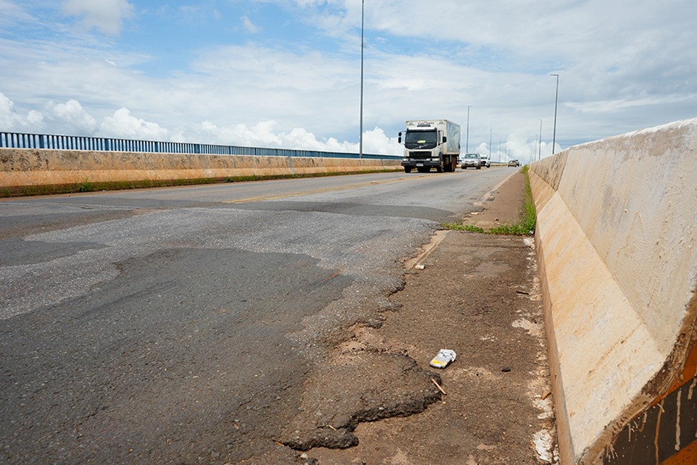 Asfalto tem buracos, fissuras e afundamentos, segundo o TCE — Foto: Divulgação/TCE