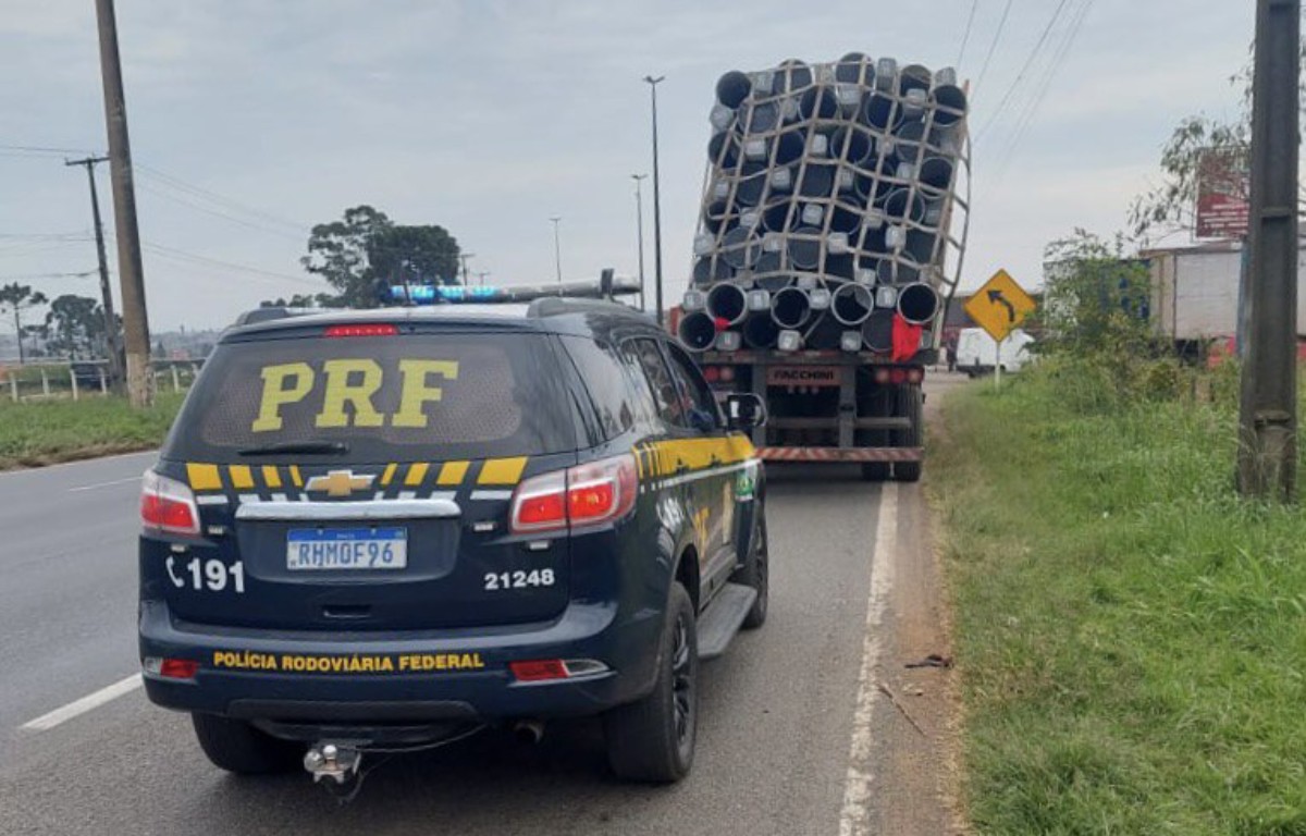 Motoristas denunciam carga de postes de fibra deslizando e caminhões são parados em rodovia no Paraná, diz PRF
