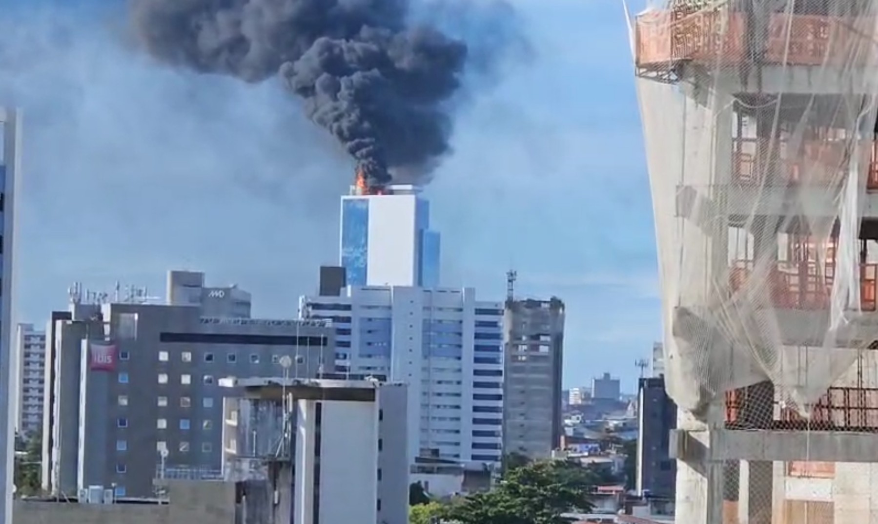 Incêndio atinge cobertura de prédio empresarial no Pina, Zona Sul do Recife