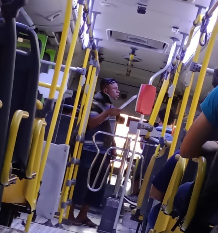 Homem flagrado anunciando assalto com facão em ônibus é preso na Zona Sul de Teresina