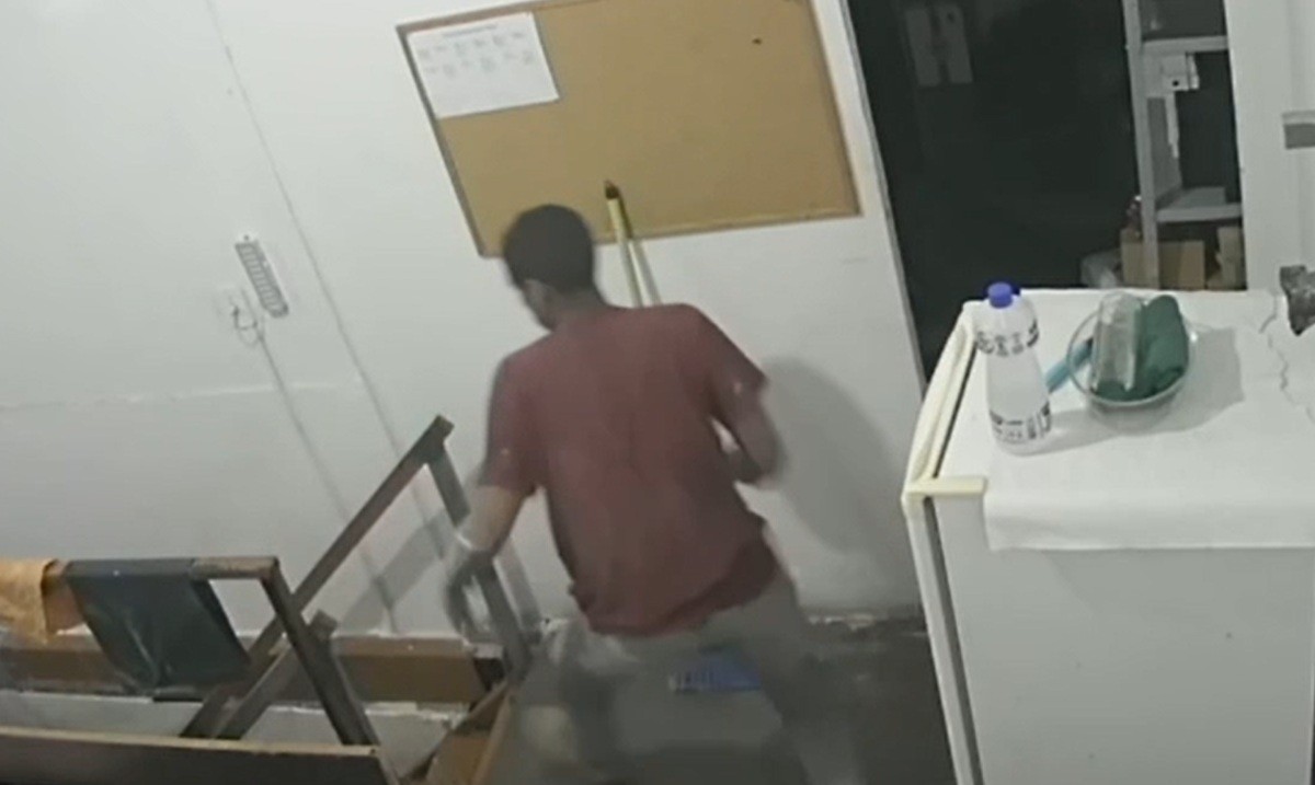 Homem se esconde por um dia em forro de shopping para furtar joalheria em Campos