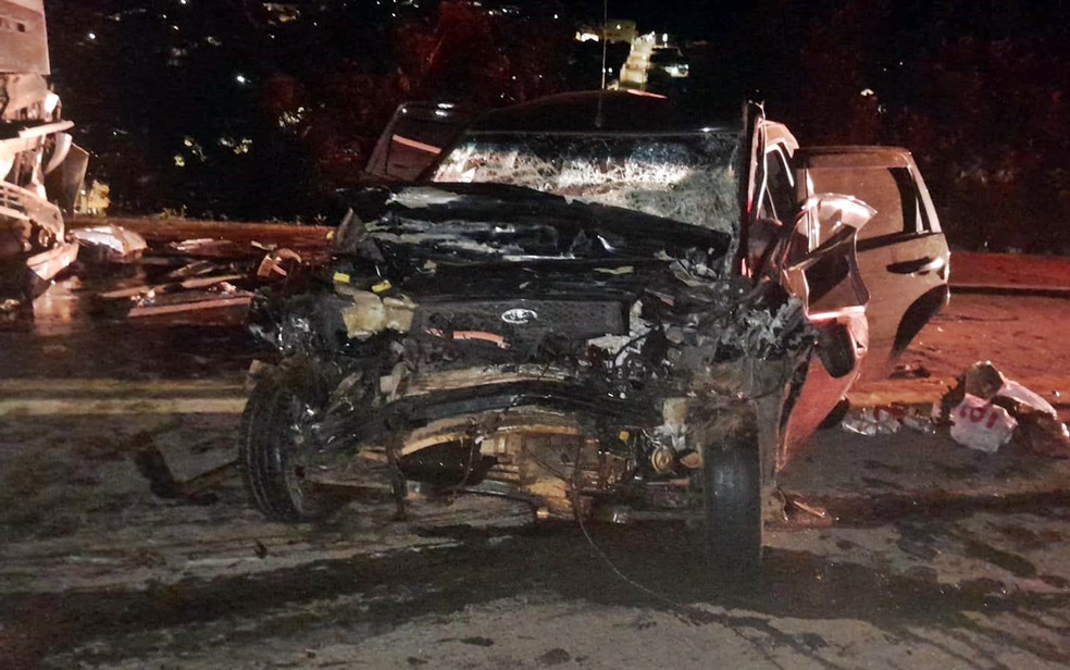 Casal morre e filha fica gravemente ferida após batida entre carro e carreta na BR-491, em Elói Mendes, MG — Foto: Corpo de Bombeiros