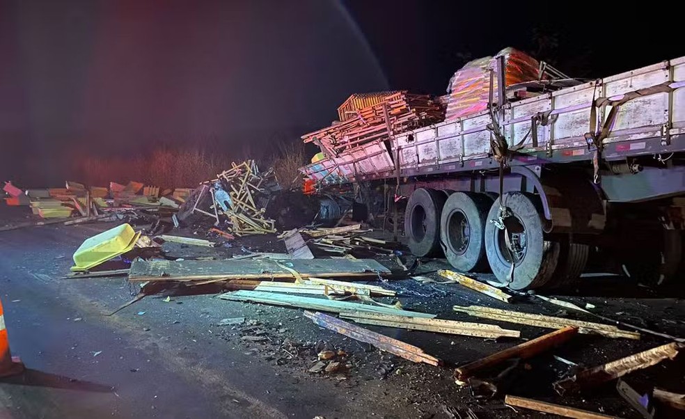 Cargas de alho, andaimes e telhas ficaram espalhadas na pista — Foto: Corpo de Bombeiros/Divulgação
