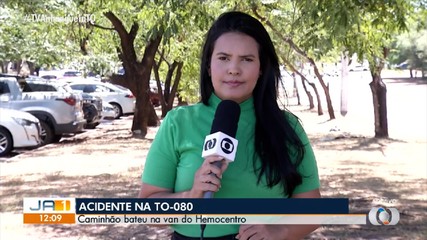 Duas pessoas ficam feridas após caminhão bater em van do hemocentro na TO-080