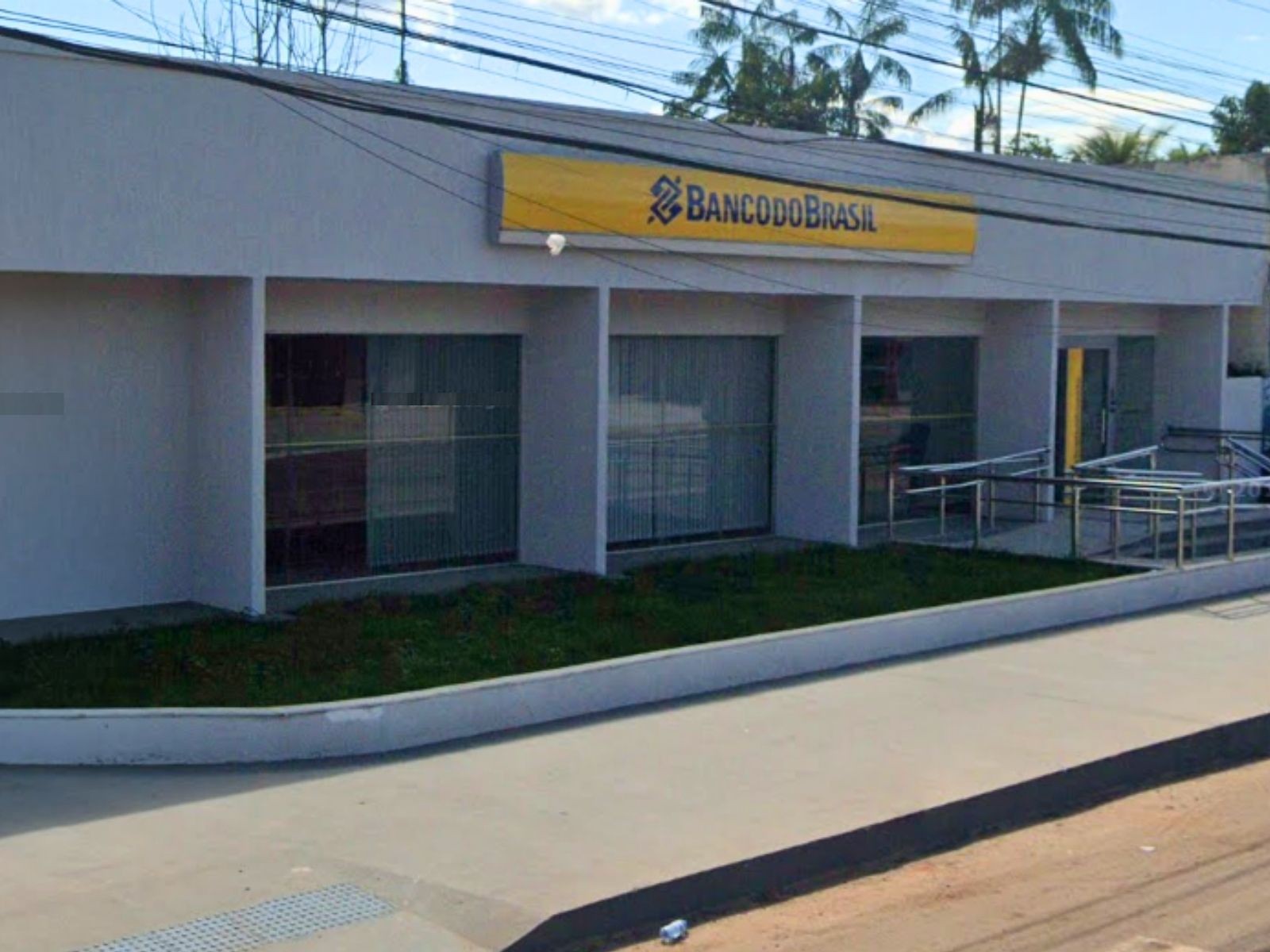 Criminosos quebram parede e invadem agência bancária no Acre; suspeitos fugiram