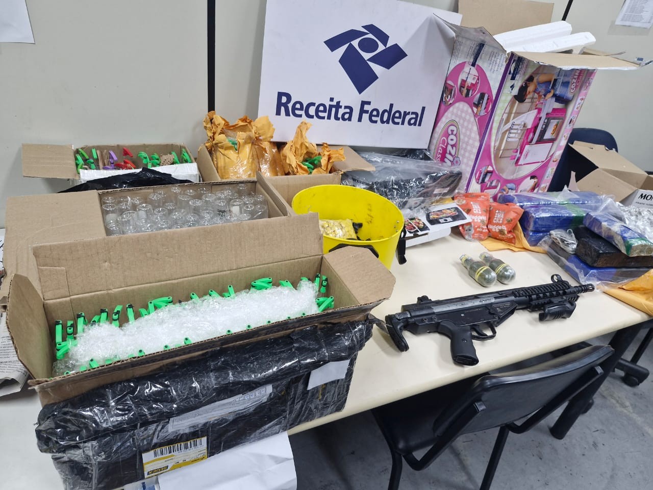 Receita Federal apreende granadas, simulacro de fuzil e drogas em encomendas para 9 estados do país