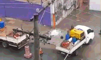 Água fica jorrando do chão por horas após cano da Sabesp ser perfurado durante obras da Linha 6-Laranja do Metrô em SP