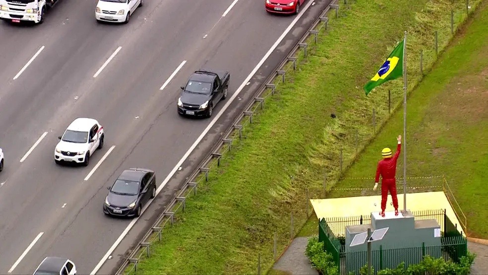 Caminhoneiro morre atropelado na Rodovia Ayrton Senna ao trocar pneu na região de Guarulhos, na Grande SP
