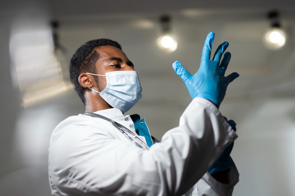 Médico se prepara para cirurgia, em imagem de arquivo — Foto: Freepik/Reprodução