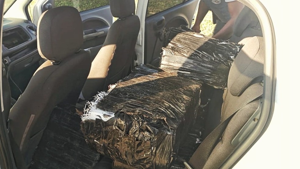 160 quilos de maconha foram apreendidos no carro conduzido pelo suspeito — Foto: Polícia Militar/Divulgação