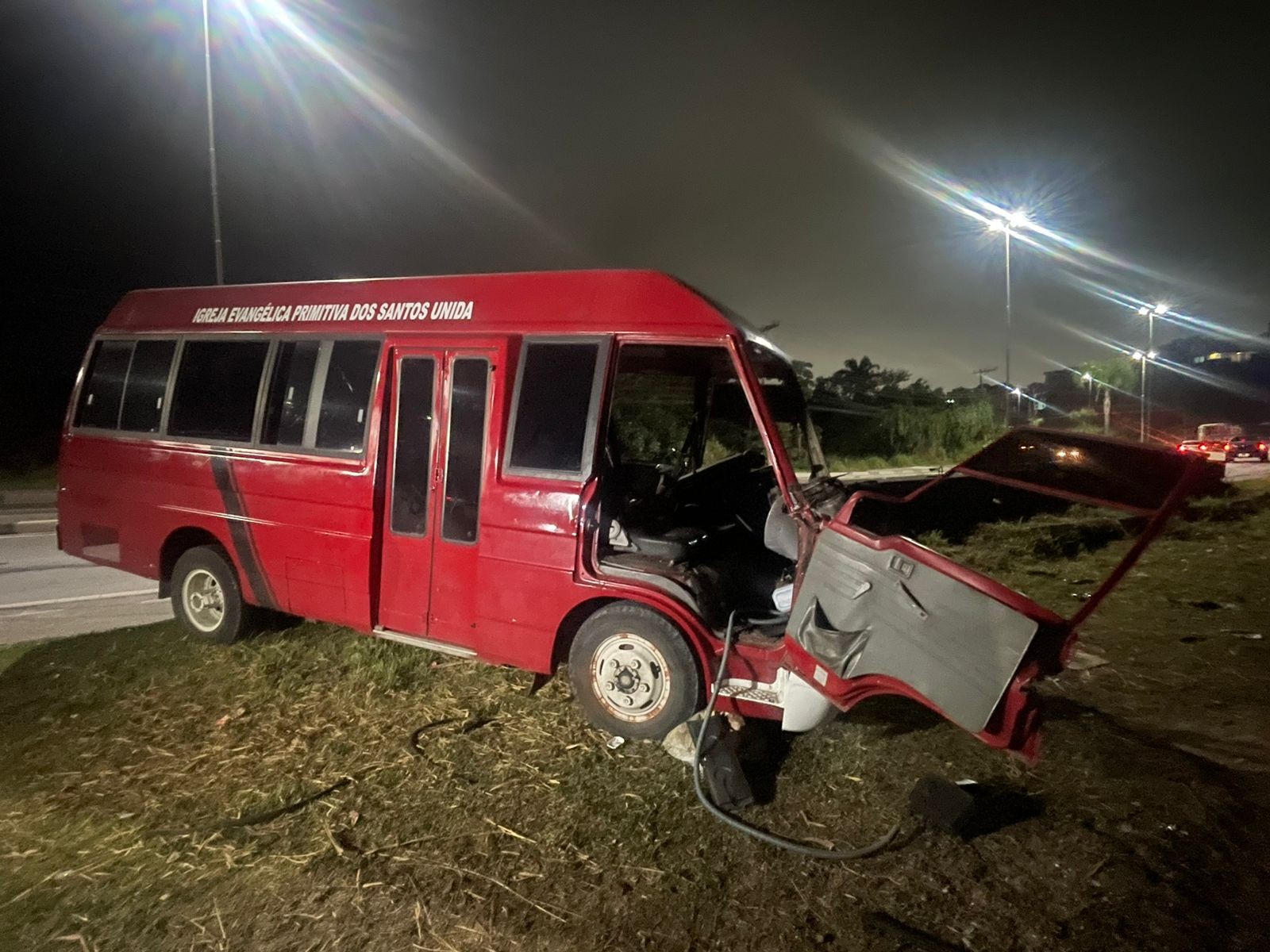 Acidente com micro-ônibus deixa 14 feridos em Mogi-Dutra