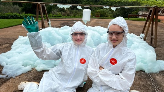 Como duas irmãs da Grande SP entraram para a lista mundial de 100 crianças prodígio: 'Sem foco e disciplina não chega no básico' - Beatriz Toassa, de 15 anos, e Isabella Toassa, 14 anos, foram reconhecidas no prêmio Global de Crianças Prodígio na categoria Educação; premiação será em Londres. As irmãs são membros juniores da Academia Brasileira de Jovens Cientistas desde 2022 e conhecidas pelo perfil 'Dupla Big Bang' nas redes sociais.