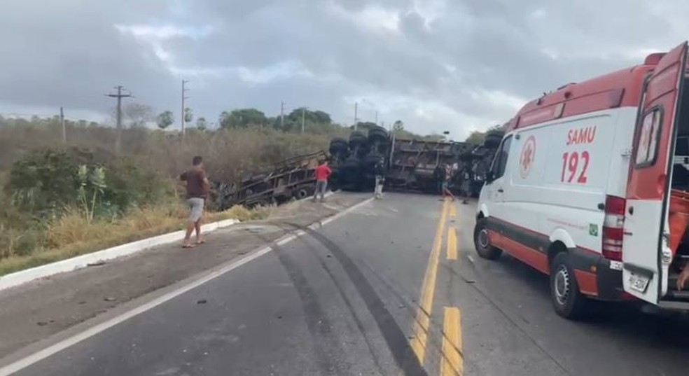 Carreta tomba e bloqueia trecho da BR-116, em Chorozinho, após bater em carro. — Foto: PRF/ Divulgação