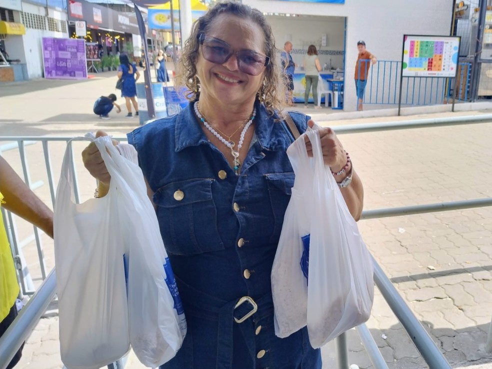 A professora Dalva Martins resolveu passar pela exposição só para levar alguns itens da Casa de Farinha para casa. — Foto: TV Verdes Mares.