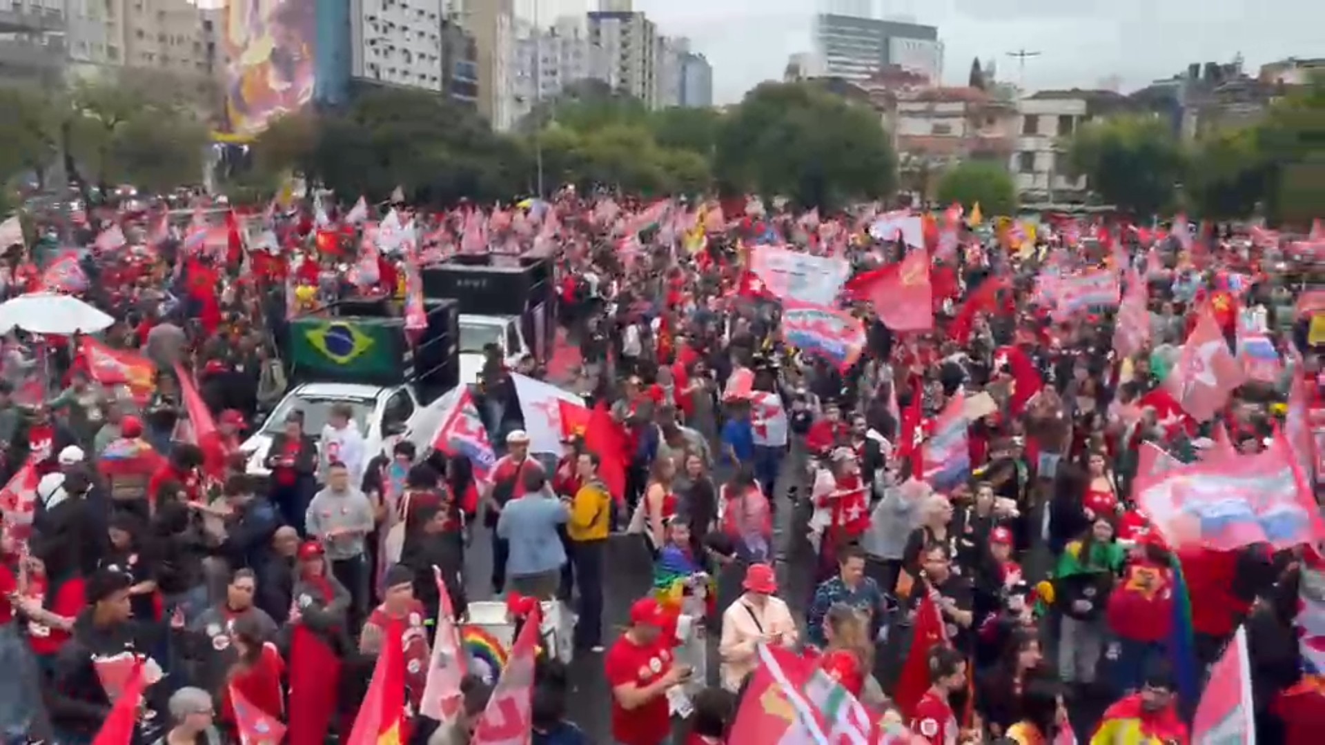 Apoiadores de Lula se reúnem para caminhada e ato em Porto Alegre