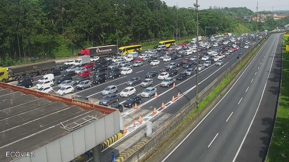 Motoristas em direção ao litoral de São Paulo enfrentam congestionamento na Rodovia Anchieta — Foto: Ecovias