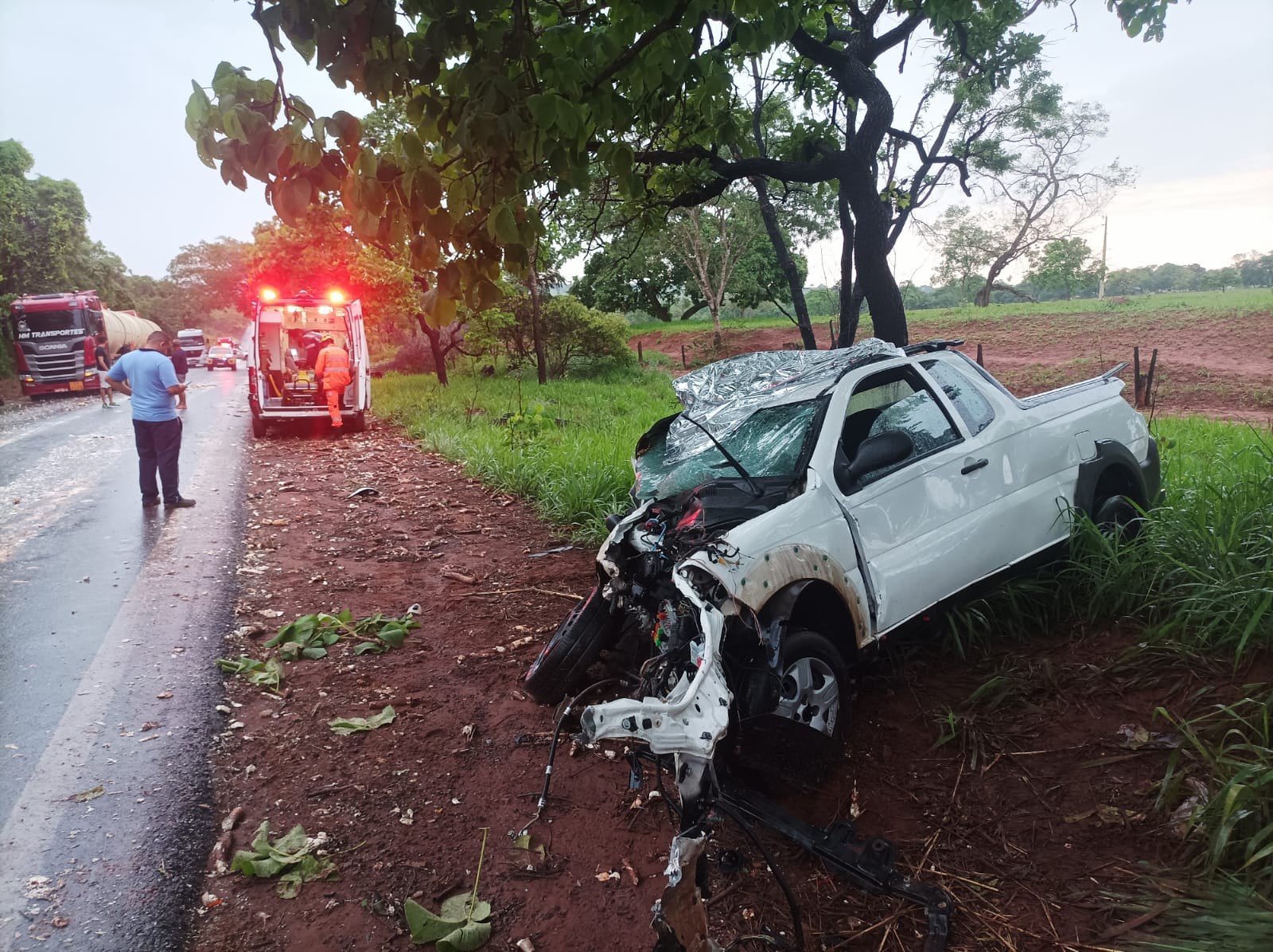 Passageiro morre e motorista fica preso às ferragens em acidente entre carro e carreta na MG-461