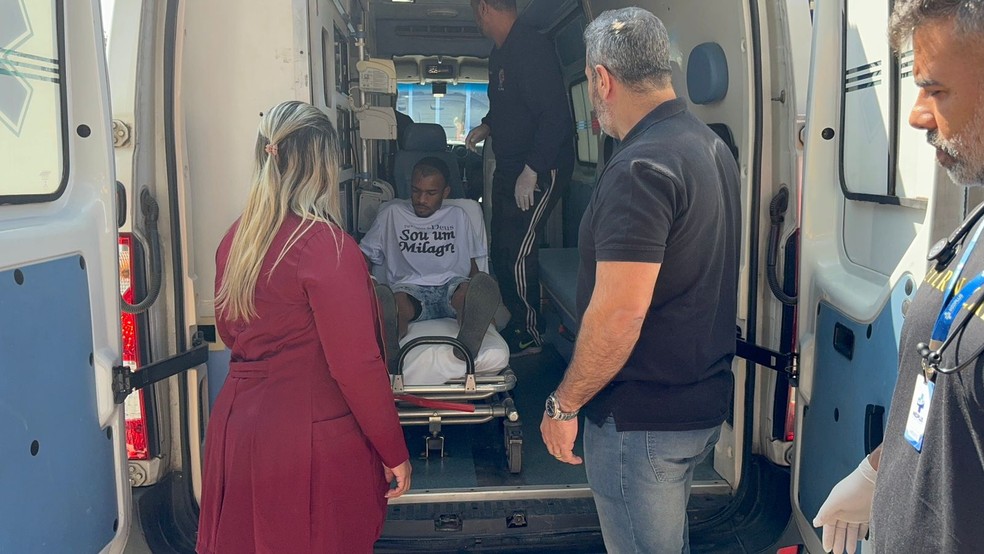 Vitor é levado de ambulância para casa, em Mangaratiba — Foto: Rafael Nascimento/g1 Rio