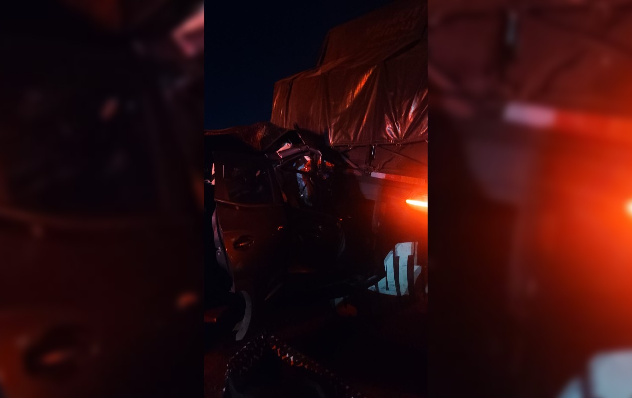 Mulher fica ferida após carro bater na traseira de caminhão na Rodovia Marechal Rondon em São Manuel