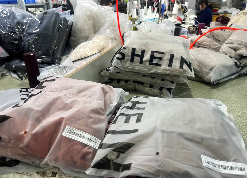 Pacotes de roupas em uma fábrica da Shein em Guangzhou, província de Guangdong, China, em 1º de abril de 2025. — Foto: Reuters