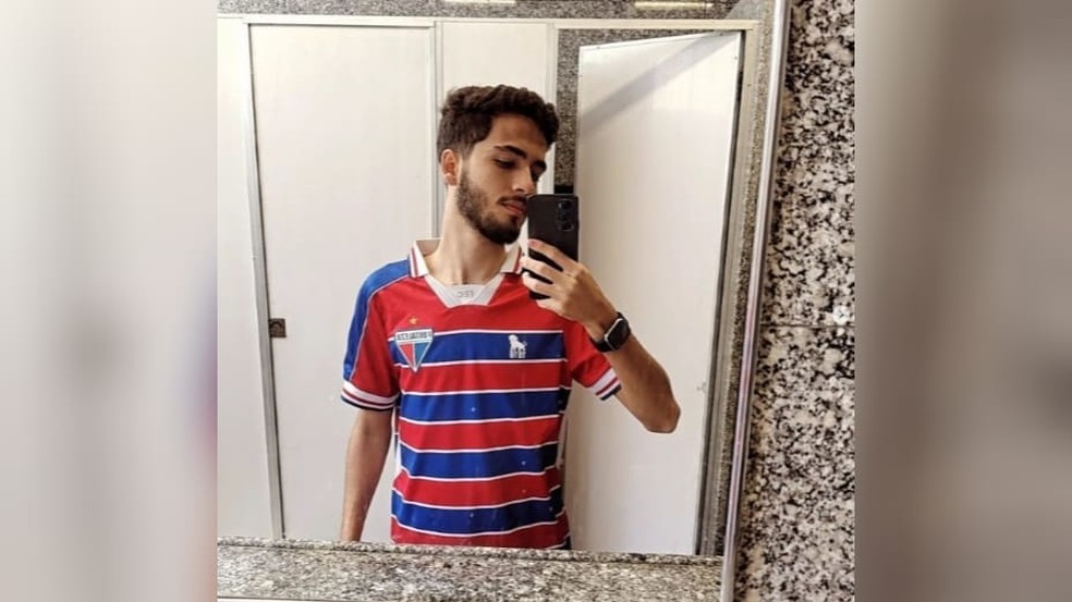 Universitário cai de moto e é atropelado por ônibus em Fortaleza. — Foto: Redes sociais/Reprodução