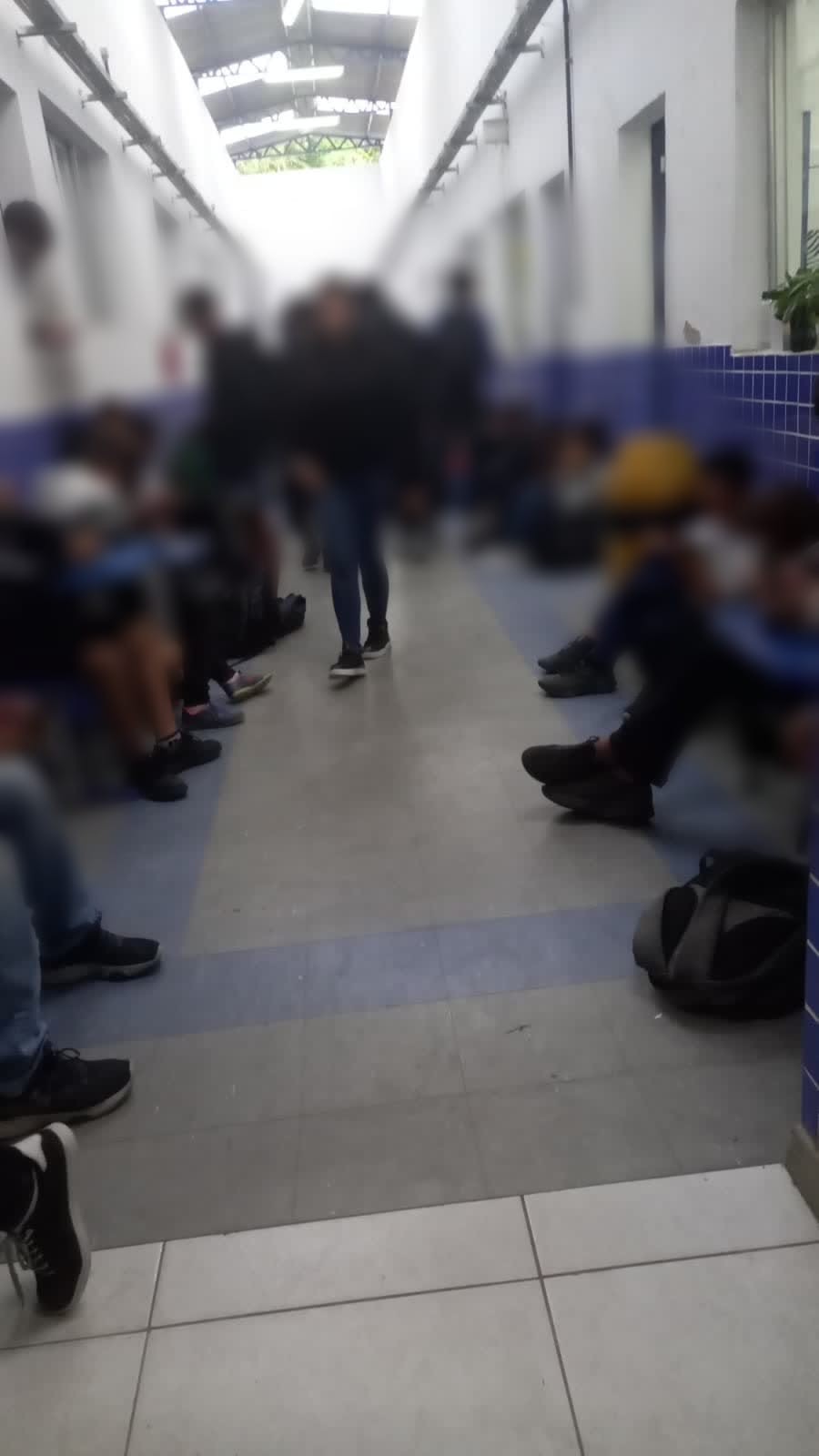 PM faz operação em comunidades de Quintino; alunos da Faetec são levados para o corredor da unidade por conta dos disparos