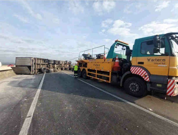 Caminhão tomba no Contorno Leste e deixa trânsito lento em São José dos Pinhais