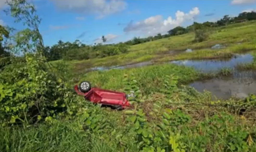 Um dos motoristas suspeitos tentou fugir por uma área de matagal, perdeu o controle da direção do carro, que capotou. — Foto: Reprodução/TV Subaé