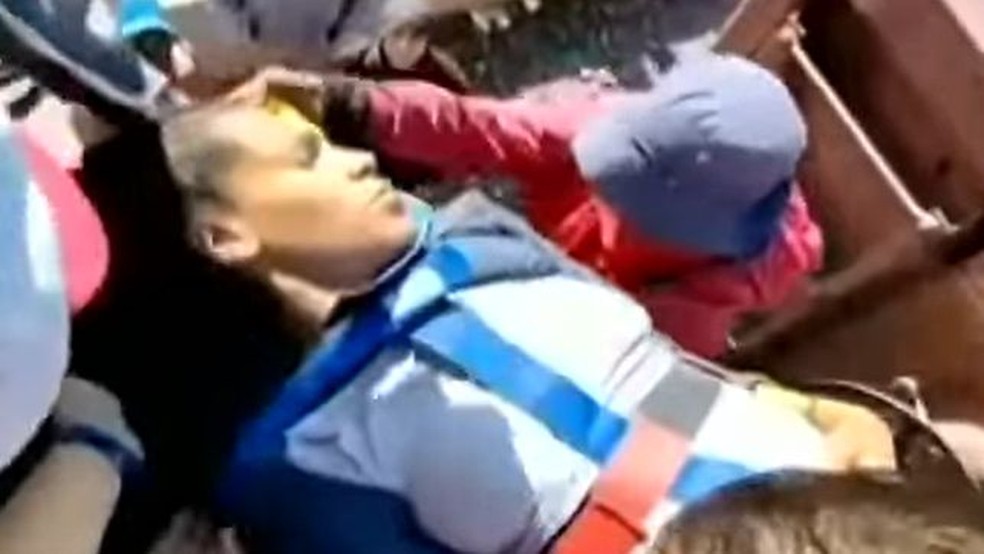 Grupos de resgate e migrantes tiraram Johandri do trem para levá-la ao hospital — Foto: REPRODUÇÃO